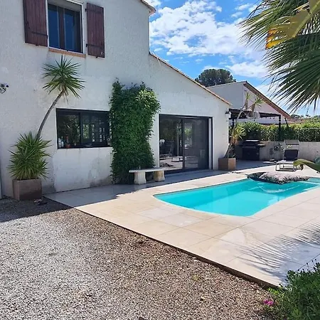 Au Calme Avec Piscine, 600 M De La Holiday home